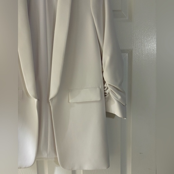 Gianni Bini
Jemma Satin Ruched 3/4 Sleeve Shawl Collar Boyfriend Blazer - Picture 6 of 7